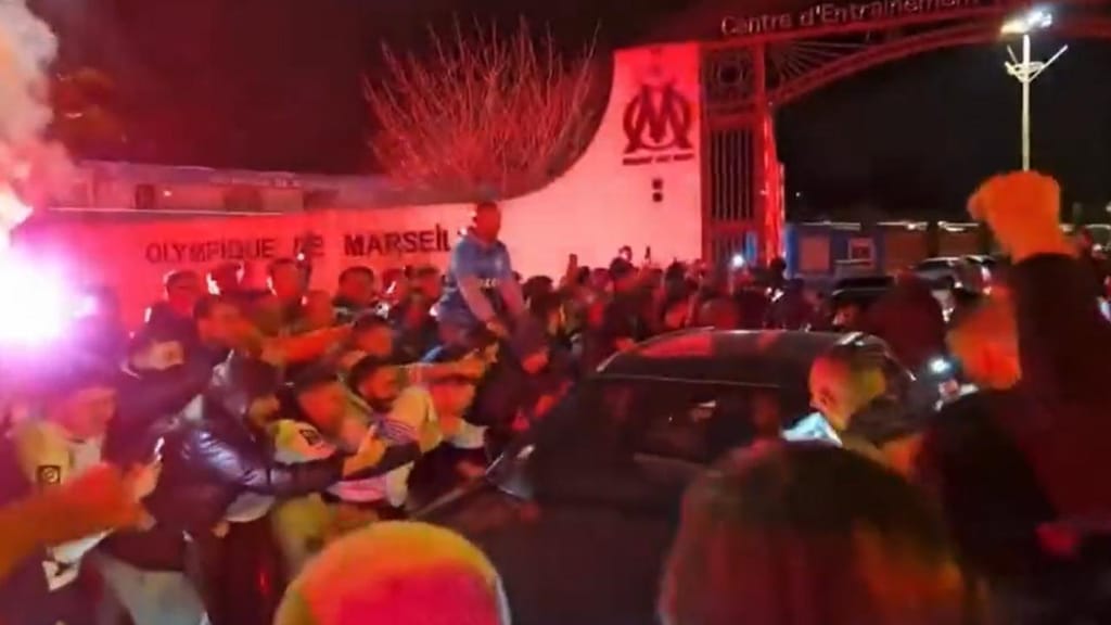 Adeptos do Marselha demonstram apoio no centro de treinos (vídeo/twitter)