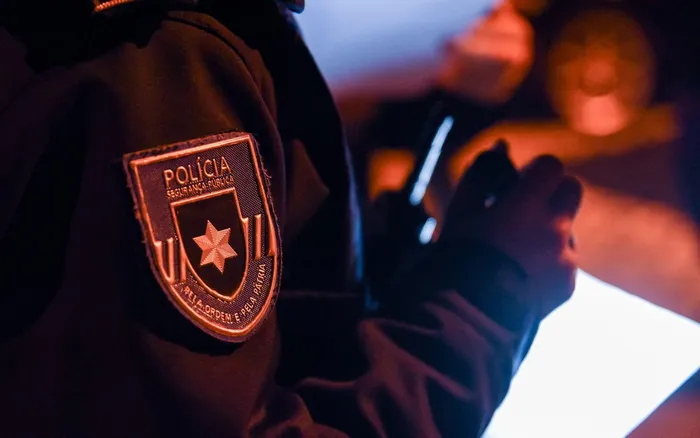 Agente da PSP atropelado enquanto sinalizava limpeza de via em Loures