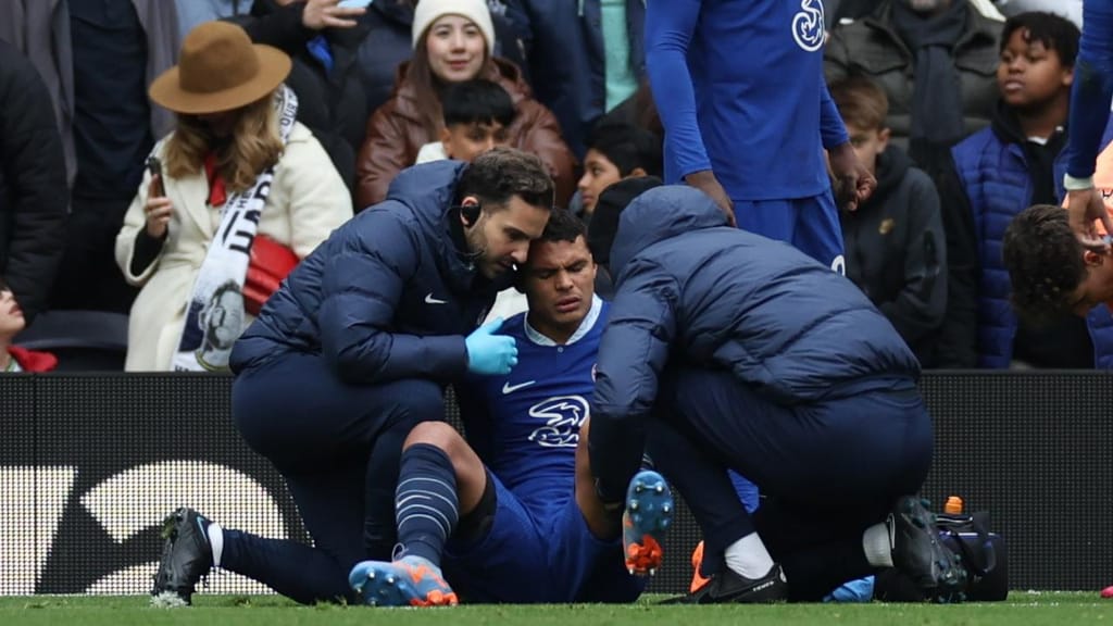 Thiago Silva assistido pela equipa médica do Chelsea (EPA/Isabel Infantes)