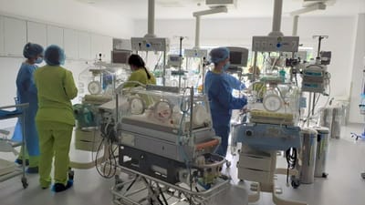 Nasceram os primeiros quadrigémeos da história do Hospital Beatriz Ângelo - TVI