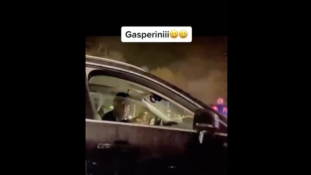 Gasperini atira sanduíche aos adeptos do Milan (vídeo/twitter)