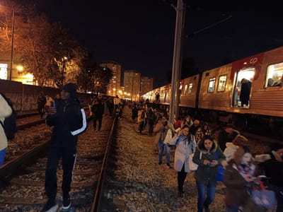 Governo reage: culpa do comboio sobrelotado da CP é da greve, da hora de ponta e de uma pessoa que adoeceu noutro comboio - TVI