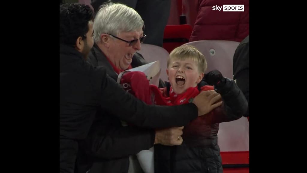 Jovem adepto do Liverpool fica eufórico ao receber camisola (video/twitter)