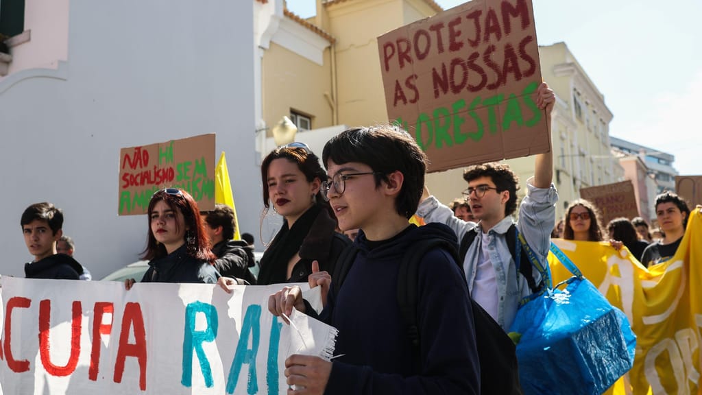 “Mudar o sistema, não o clima”: centenas de jovens ativistas organizam protesto em Lisboa (TIAGO PETINGA/LUSA)