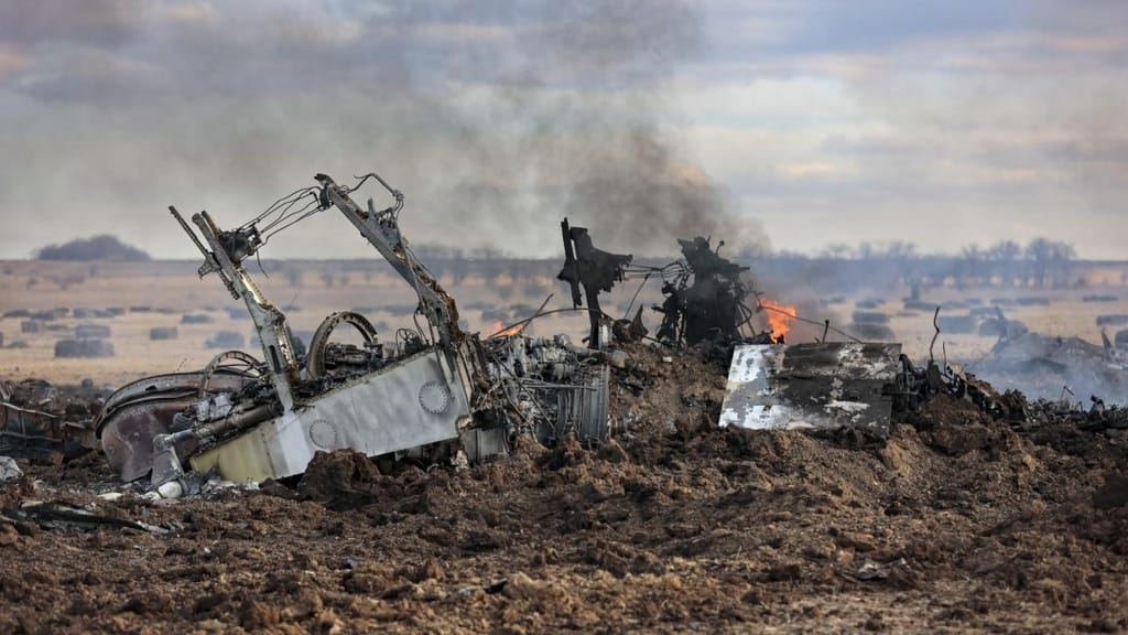 Destroços de um avião - Guerra na Ucrânia (foto: AP)