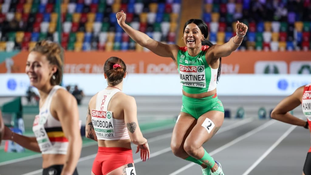 Reação feliz de Arialis Martínez após a final dos 60 metros nos Europeus de pista coberta, em que ficou no quinto lugar, igualando o recorde nacional (Erdem Sahin/EPA)