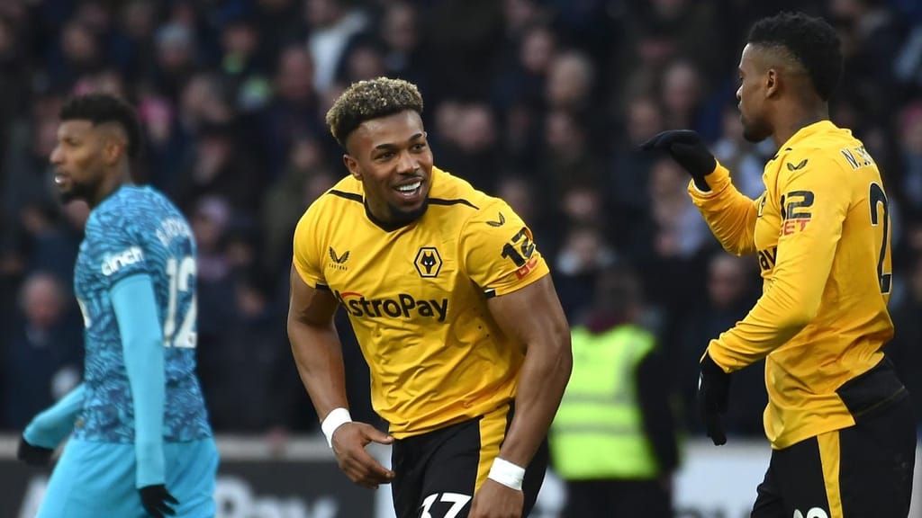 Adama Traoré festeja o único golo do Wolverhampton-Tottenham (AP Photo/Rui Vieira)