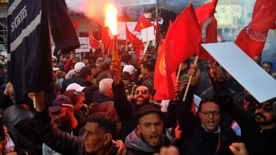 Centenas de manifestantes pedem a libertação de opositores na Tunísia: "Abaixo o golpe, liberdade para os detidos" - TVI