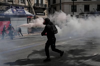 "Abaixo aos governos assassinos". Polícia grega dispersa 12 mil manifestantes em Atenas - TVI