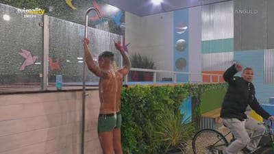 Apesar do frio, José Carregal decide tomar duche no exterior e os colegas motivam-no - Big Brother