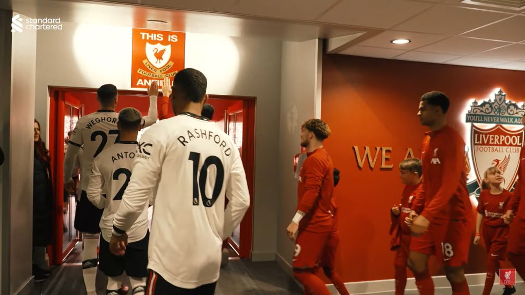 Weghorst toca na placa «This is Anfield» (vídeo/youtube)
