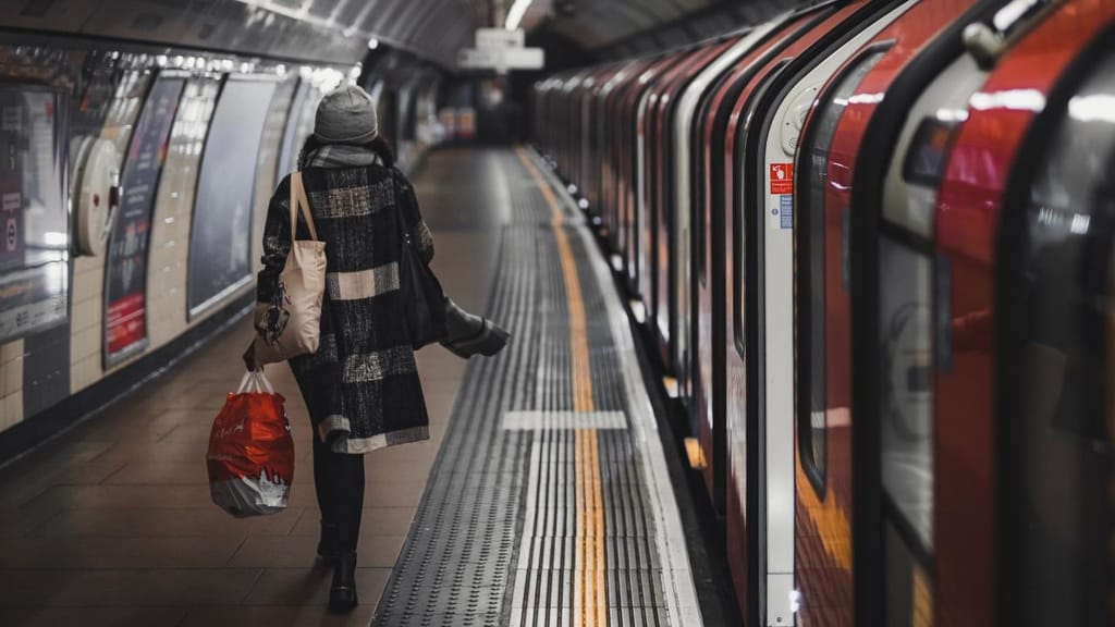 Mulher no metro de Londres (foto: Luke Stackpoole/Unsplash)
