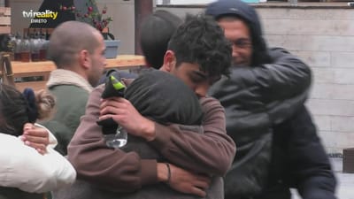 Concorrentes abraçam-se em lágrimas após atividade emotiva - Big Brother