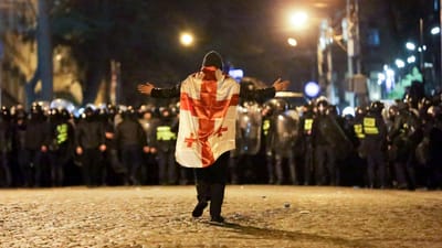 Lei à imagem da Rússia provoca protestos violentos na Geórgia - TVI