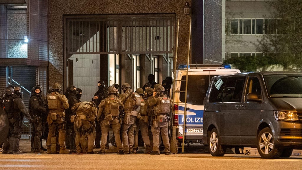 Polícias cercam igreja após ataque em Hamburgo (Daniel Bockwoldt/AP)