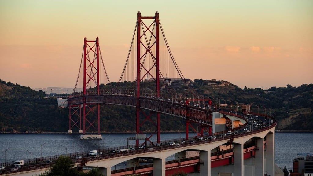 Ponte 25 de Abril, em Lisboa (foto: Portuguese Gravity/Unsplash)