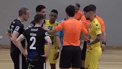 Futsal: jogador do Eléctrico reconhece falta em lance de golo e vê cartão branco - TVI