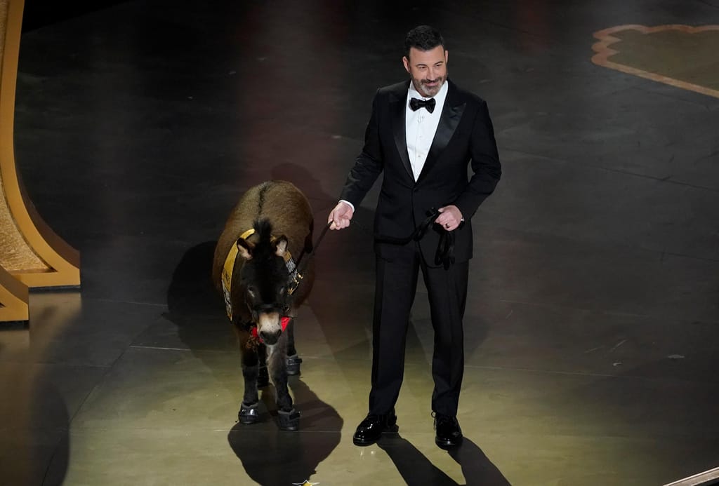 O apresentador Jimmy Kimmel trouxe um burro para o palco, numa referência ao filme "Os Espíritos de Inisherin" (AP)