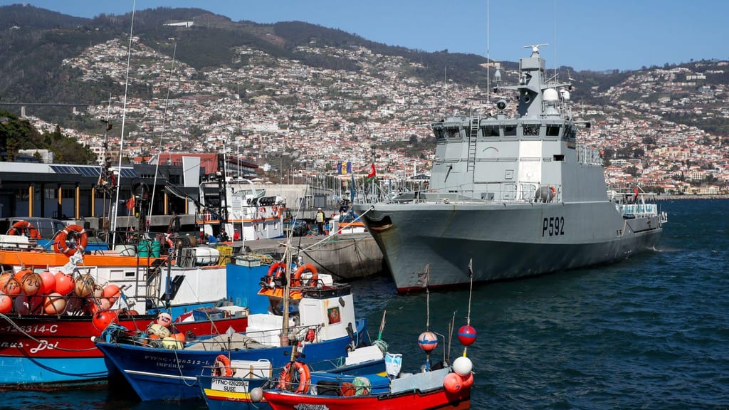 Navio Mondego atracado no Porto Santo, Madeira (Lusa/ João Homem Gouveia)