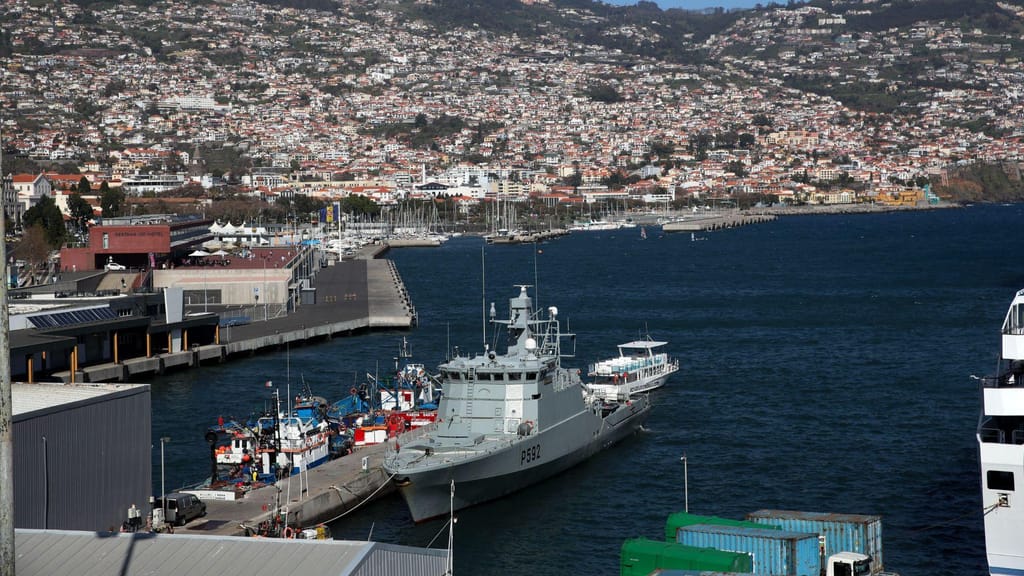 Navio Mondego atracado no Porto Santo, Madeira (Lusa/ João Homem Gouveia)