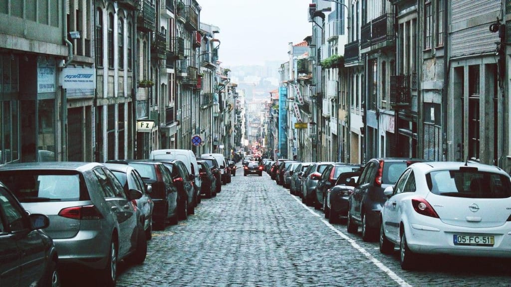 Rua em Portugal (foto: Vita Marija Murenaite/Unsplash)