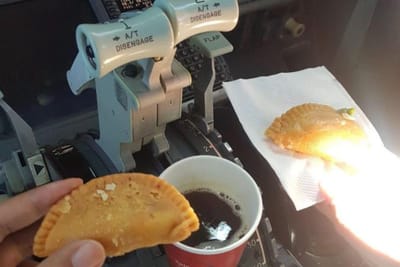 Foto de café e biscoitos no cockpit de um avião não caiu bem. Pilotos foram afastados da companhia aérea - TVI