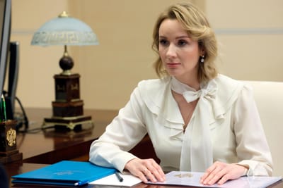 Quem é Maria Lvova-Belova, a aliada de Putin acusada de raptar crianças ucranianas? - TVI