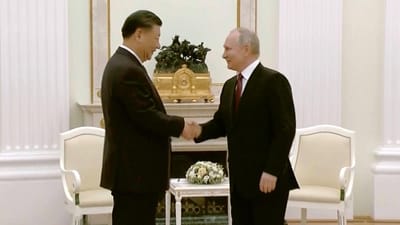 Putin e Xi, os "caros amigos" que "partilham objetivos", vão debater o plano de paz de Pequim para a Ucrânia, mas antes vão jantar panquecas russas com codorniz e cogumelos - TVI