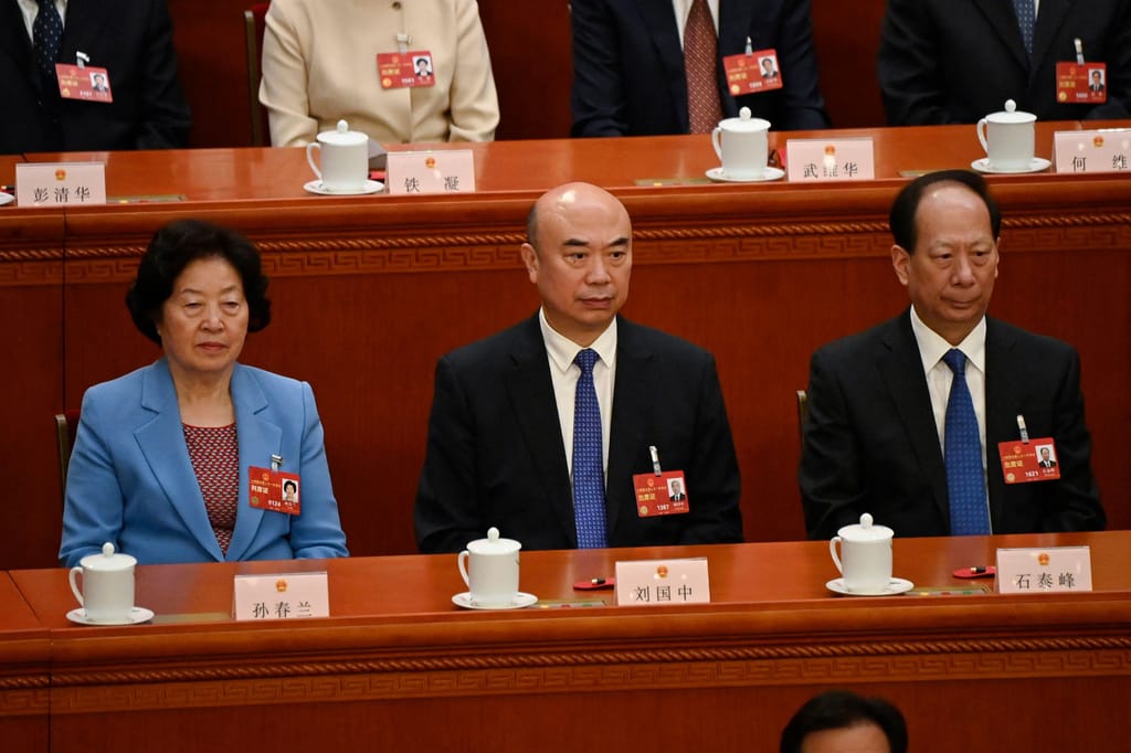 O vice-primeiro-ministro da China, Sun Chunlan, o membro do Bureau Político do Comité Central do PCC, Liu Guozhong, e o vice-presidente da Consulta Política do Povo Chinês, Shi Taifeng (Photo by GREG BAKER/AFP)