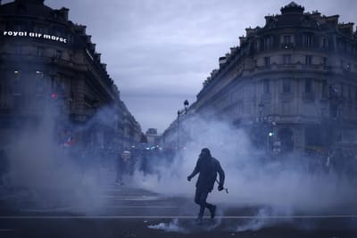 Confrontos em manifestação contra revisão da lei das pensões em Paris - TVI