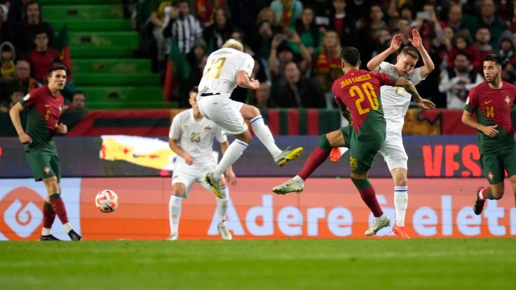 João Cancelo rematou assim para o 1-0 no Portugal-Liechtenstein (AP/Armando Franca)
