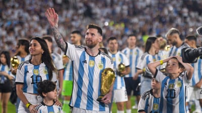 VÍDEO: Messi e companhia emocionam-se com a loucura dos adeptos argentinos - TVI
