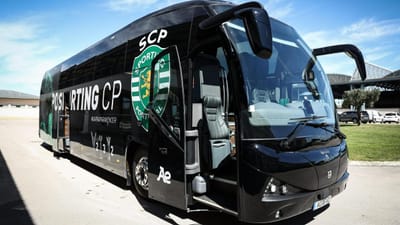 VÍDEO: equipa feminina do Sporting recebe novo e personalizado autocarro - TVI