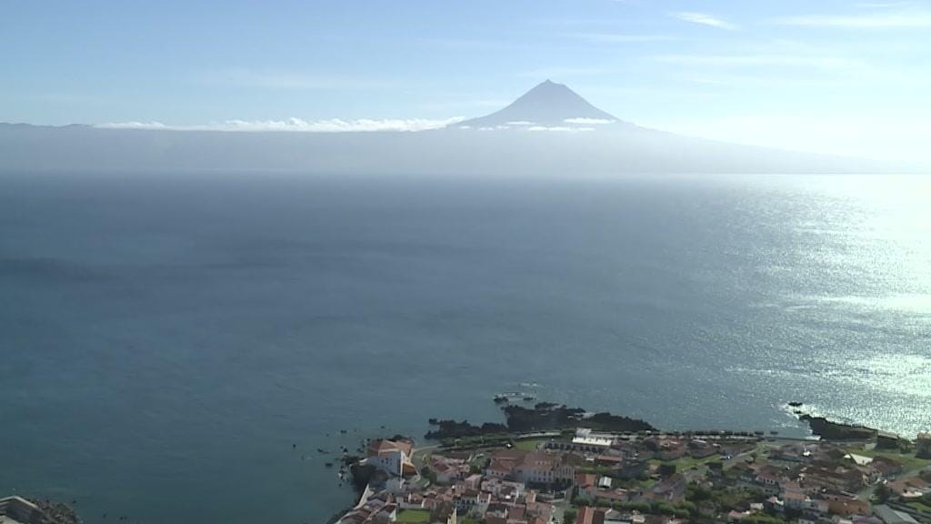 Sistema vulcânico em São Jorge continua ativo, mas bem mais calmo. Um ano depois da crise sísmica nos Açores
