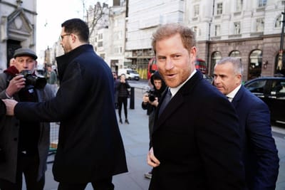Príncipe Harry: tablóides de Murdoch pagaram "quantia muito elevada" em acordo secreto com William - TVI