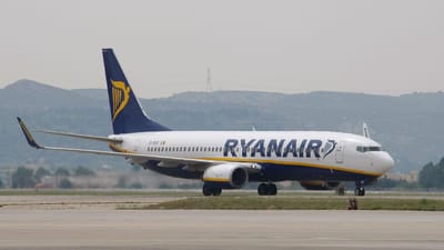 Homem em cadeira de rodas teve de rastejar para sair de avião da Ryanair - TVI