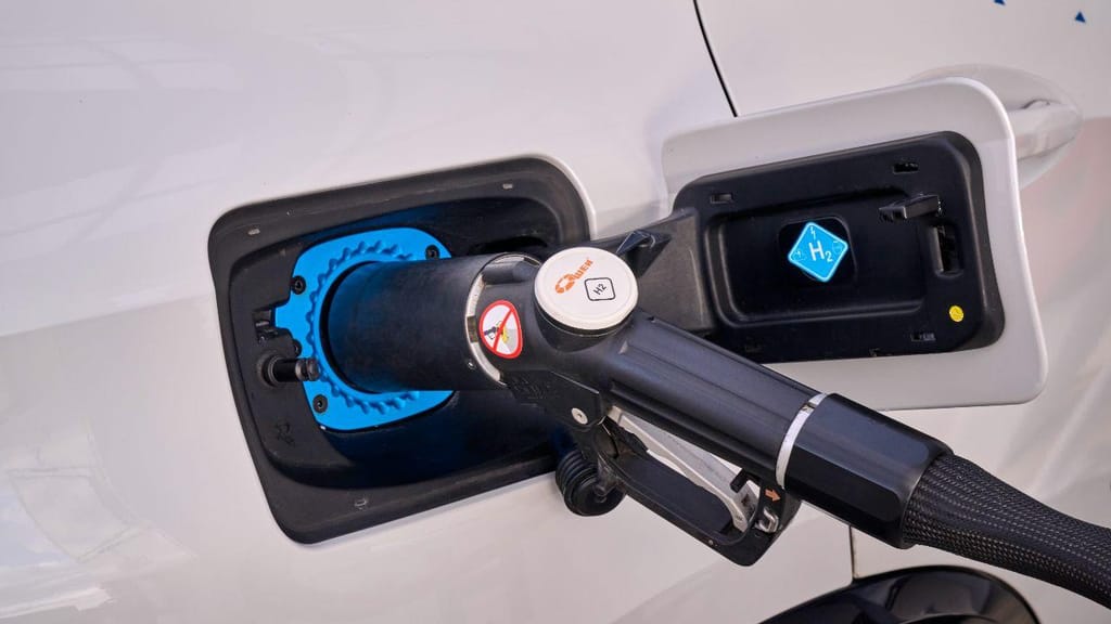 Abastecimento de hidrogénio no BMW iX5 (foto: Tom Kirkpatrick/BMW)