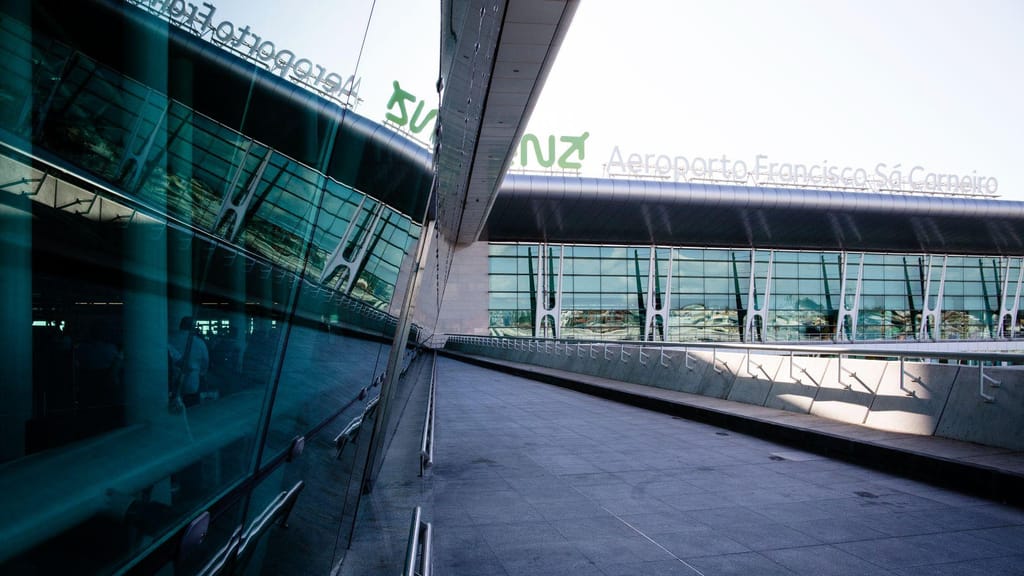 Aeroporto Sá Carneiro no Porto (Foto: NurPhoto/ Getty Images)