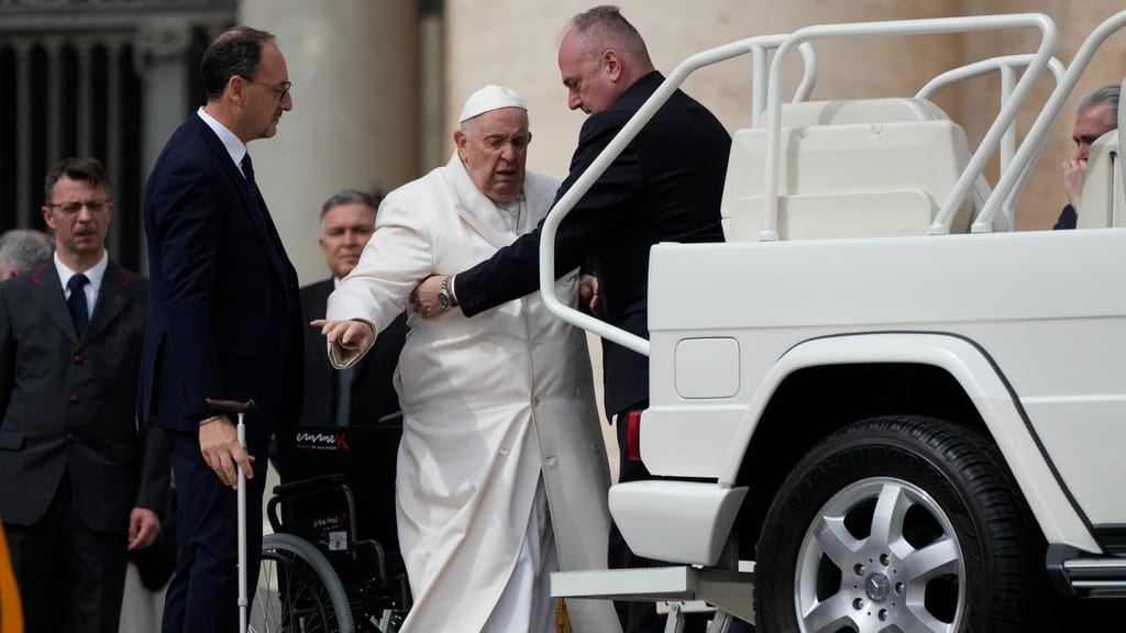 Papa Francisco visivelmente debilitado (Alessandra Tarantino/AP)