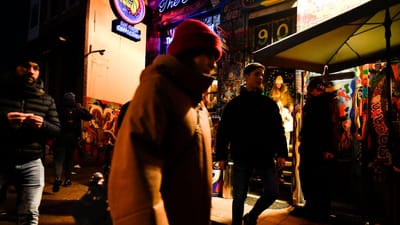 "Mantenha-se longe". Amesterdão lança campanha para afastar o turismo de "excessos" de jovens britânicos - TVI