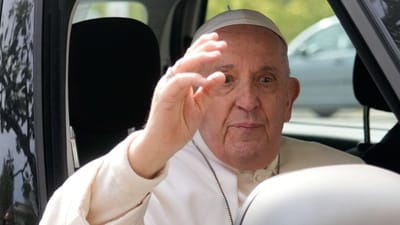 Papa está bem e quer retomar o trabalho. Mas alta médica "dependerá dos médicos", anuncia o Vaticano - TVI