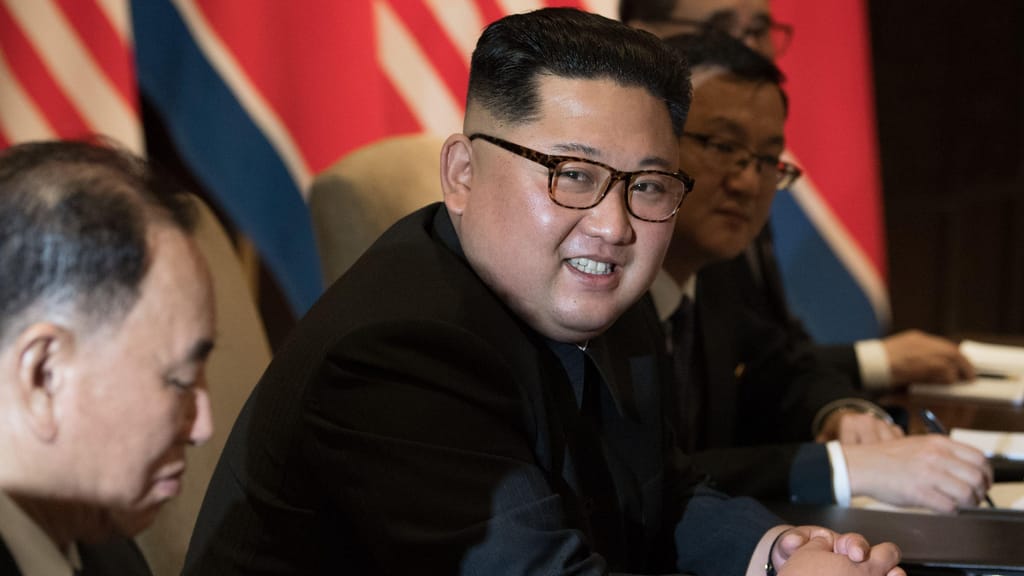 Kim Jong Un, líder da Coreia do Norte, numa cimeira do seu país com os EUA, em Singapura. 12 junho 2018. Foto: Saul Loeb/AFP via Getty Images