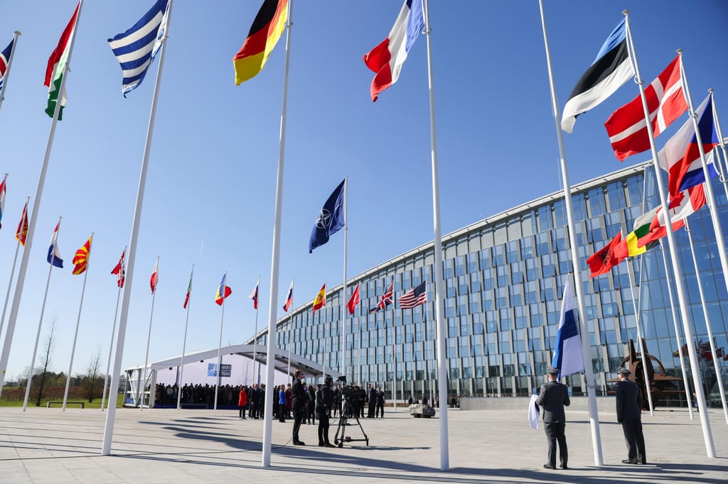 A cerimónia no quartel-general da NATO, em Bruxelas, onde foi içada pela primeira vez a bandeira da Finlândia (AP/Geert Vanden Wijngaert)