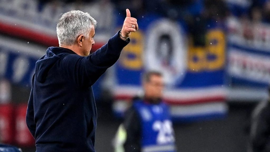 Mourinho pede aos adeptos da Roma que parem com insultos a Stankovic (EPA/RICCARDO ANTIMIANI)