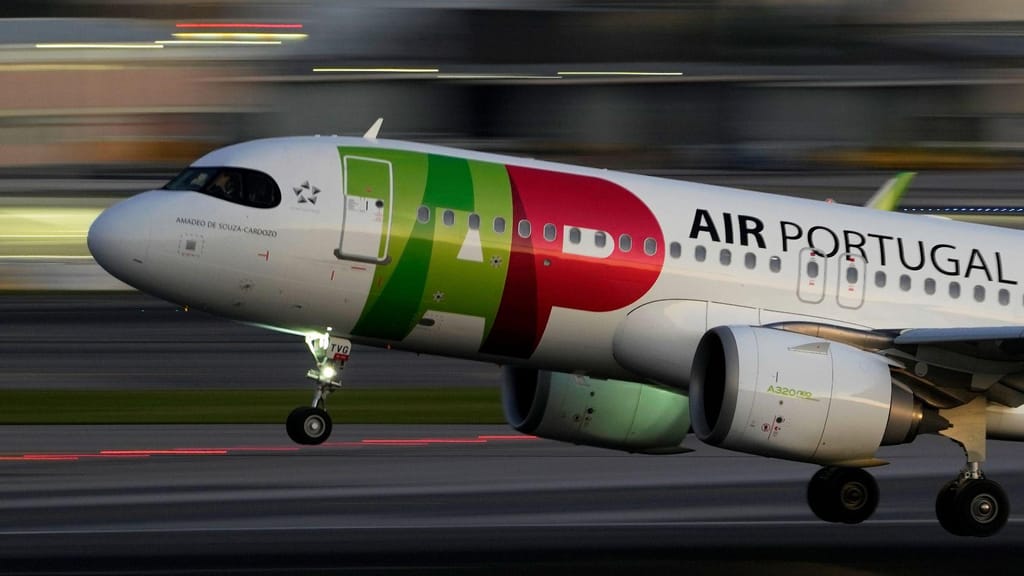 Avião da TAP a descolar do aeroporto de Lisboa (Armando Franca/AP)