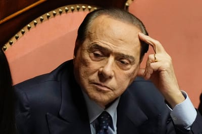 Berlusconi internado nos cuidados intensivos - TVI