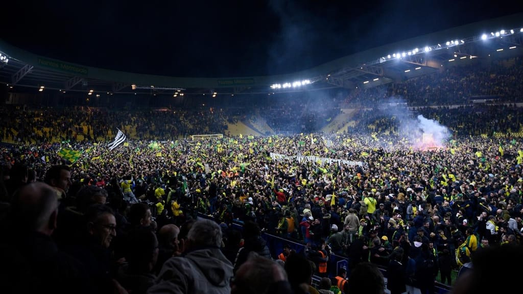 Adeptos o Nantes invadiram o relvado para festejar apuramento para a final da Taça de França (LOIC VENANCE/AFP via Getty Images)