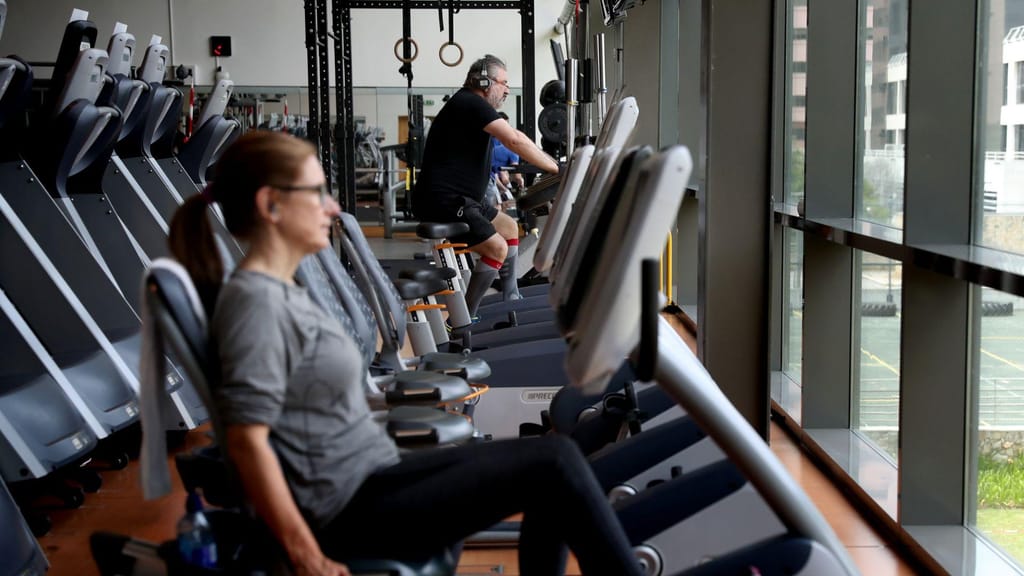 71% dos portugueses faz exercício físico de acordo com critérios da OMS, dois adultos fazem exercício no ginásio Holmes Place em Lisboa. (Pedro Fiúza/Getty Images)