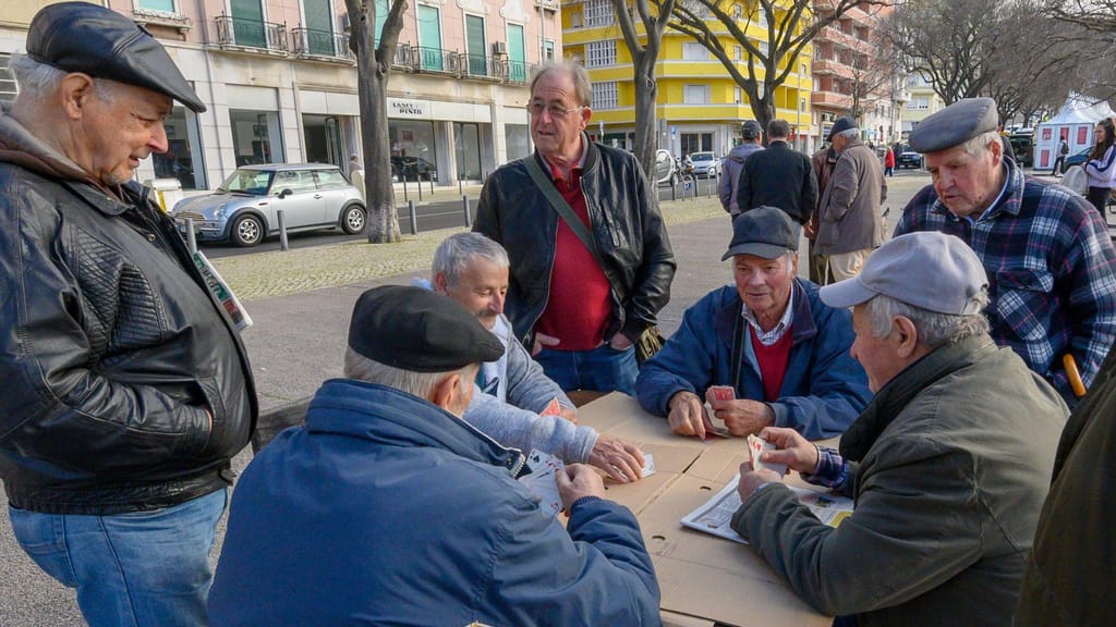 Direitos e liberdades dos idosos aprovada no parlamento. Idosos juntam-se no parque da Alameda durante uma tarde soalheira em Lisboa. (Horacio Villalobos/ Getty Images)