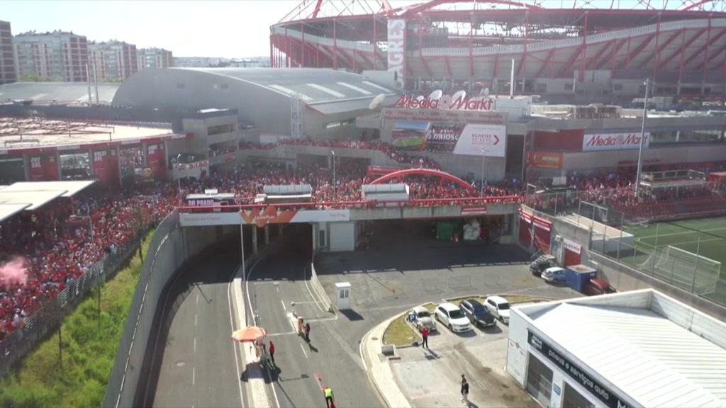 Autocarro do Benfica chega à Luz debaixo do entusiasmo de milhares de adeptos